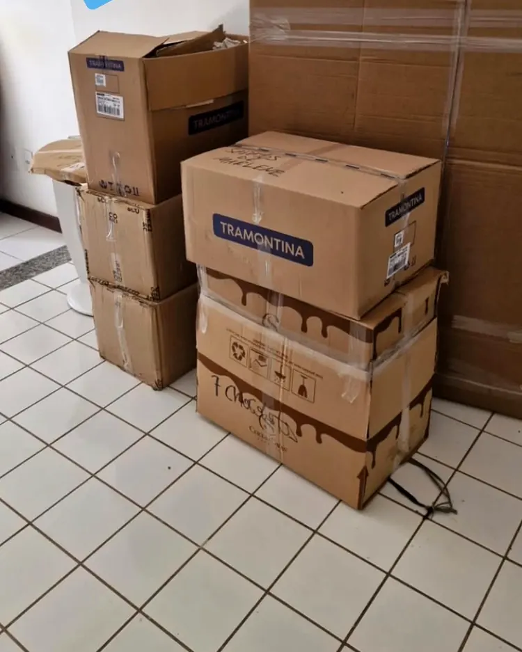 Caixas da empresa empilhadas no chão de um apartamento