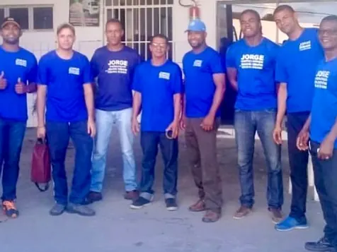 Equipe da Stella Maris Mudanças de farda azul