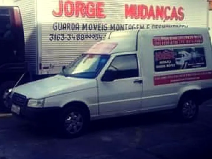 Utilitário e caminhão da empresa