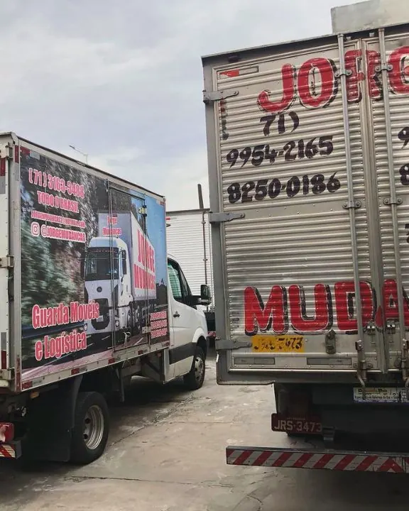 Traseira de caminhão com o nome Jorge Mudanças e telefones