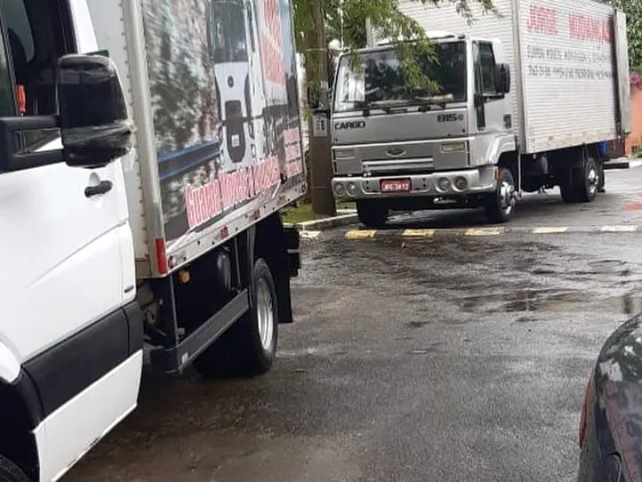 Caminhões da empresa estacionados lado a lado