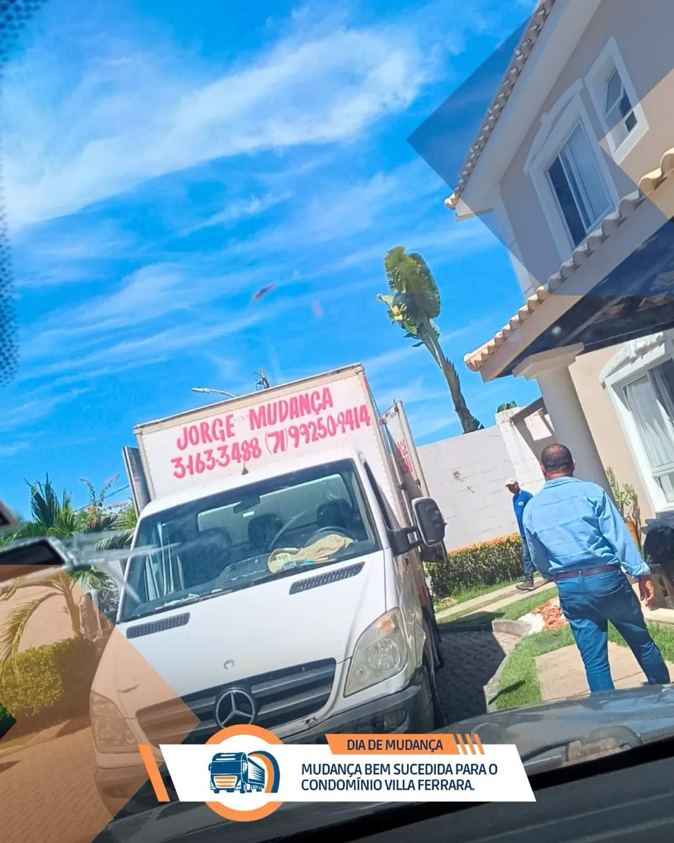 Caminhão da empresa numa rua de condomínio de casas, com um funcionário de camisa azul caminhando ao lado