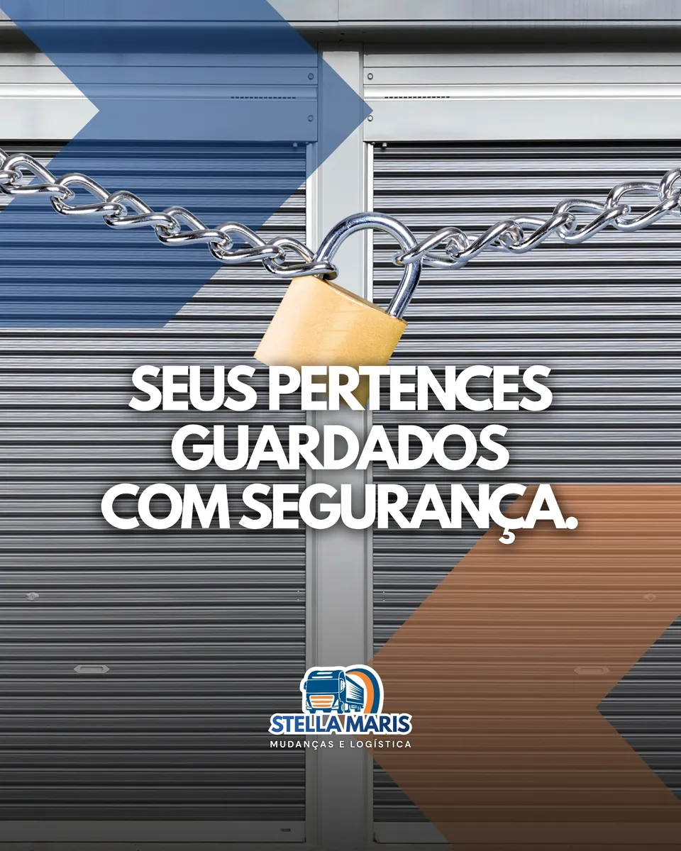 Porta de enrolar de um box fechada com corrente e cadeado, com o texto Seus pertences guardados com segurança